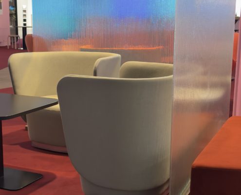 Tammijalustainen artesaanilasinen tilanjakaja