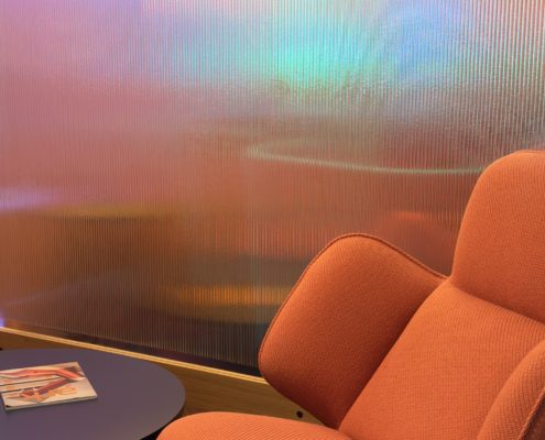 Tammijalustainen artesaanilasinen tilanjakaja