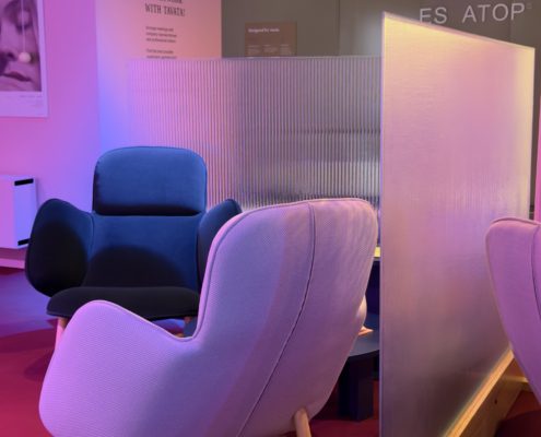 Tammijalustainen artesaanilasinen tilanjakaja