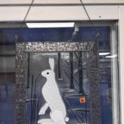 Jänis lasitaulu-90 Eur (1)