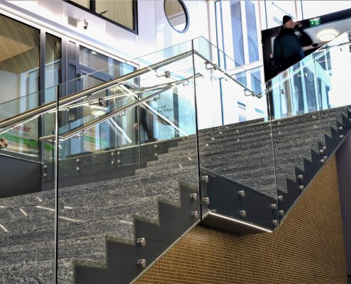 Kaidelasitus-pytypuitteeton-pistekiinnitys-valaistukäsijohde-portti