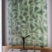 KYS Kappeli valaistu sulatettu kierrätyslasiteos