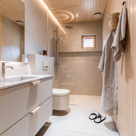 Kylpyhuone-Mittatilaus suihkuseinä-maalatut profiilit-kuva asuntomessut official-kömmeli