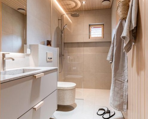 Kylpyhuone-Mittatilaus suihkuseinä-maalatut profiilit-kuva asuntomessut official-kömmeli