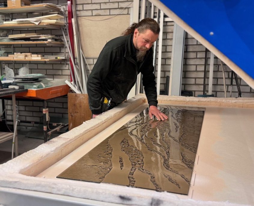 Master artesaani tarkastelee työnjälkeä -virta artesaanilasi-pronssilasi