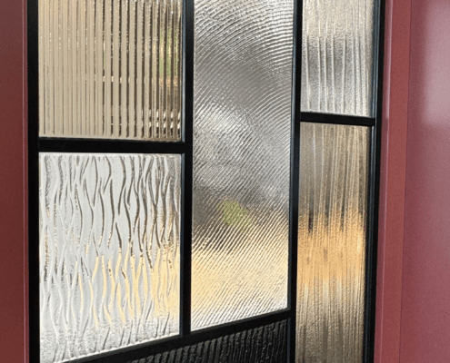 Mirrorlinen lasiseinä artesaanilaseilla