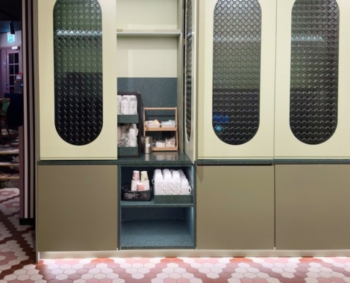 Mittatilaus artesaanilasi-Retro Tumman harmaa-aamiaiskaappi-ravintola frans & cherie-rovaniemi-suunnittelijat kate salminen ja paula kouri (1)