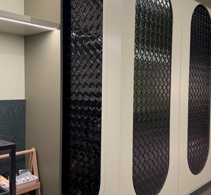 Mittatilaus artesaanilasi-Retro Tumman harmaa-aamiaiskaappi-ravintola frans & cherie-rovaniemi-suunnittelijat kate salminen ja paula kouri-lähikuva (1)