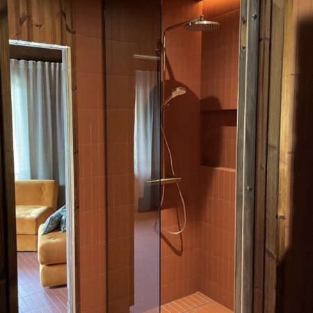 Mittatilaus suihkuseinä-maalatuilla profiileilla-kömmeli- oulun asuntomessut 2025