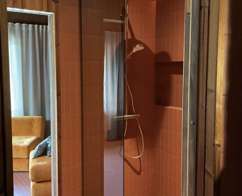 Mittatilaus suihkuseinä-maalatuilla profiileilla-kömmeli- oulun asuntomessut 2025