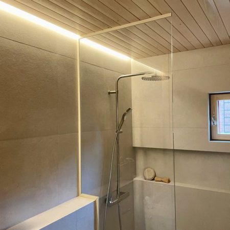 Mittatilaus suihkuseinä-maalatuilla profiileilla-kömmeli- oulun asuntomessut 2025-lähi2