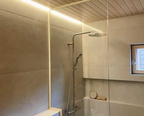 Mittatilaus suihkuseinä-maalatuilla profiileilla-kömmeli- oulun asuntomessut 2025-lähi2