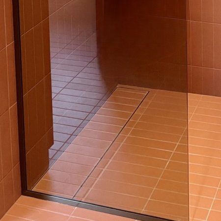 Mittatilaus suihkuseinä-maalatuilla profiileilla-kömmeli- oulun asuntomessut 2025-lähikuva