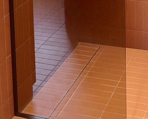 Mittatilaus suihkuseinä-maalatuilla profiileilla-kömmeli- oulun asuntomessut 2025-lähikuva