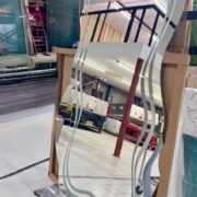 Muotopeili outlet-pieni naarmu reunassa-n. 900x1800mm-hiekkapuhallus muotoraidat-kiiltoreunahiottu-takana taustakalvo ja piilokiinnikkeet-295Eur(ovh.600 eur)-valopeilinä-pisteellinen led320 Eur hintaan