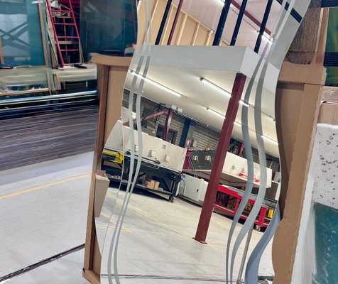 Muotopeili outlet-pieni naarmu reunassa-n. 900x1800mm-hiekkapuhallus muotoraidat-kiiltoreunahiottu-takana taustakalvo ja piilokiinnikkeet-295Eur(ovh.600 eur)-valopeilinä-pisteellinen led320 Eur hintaan