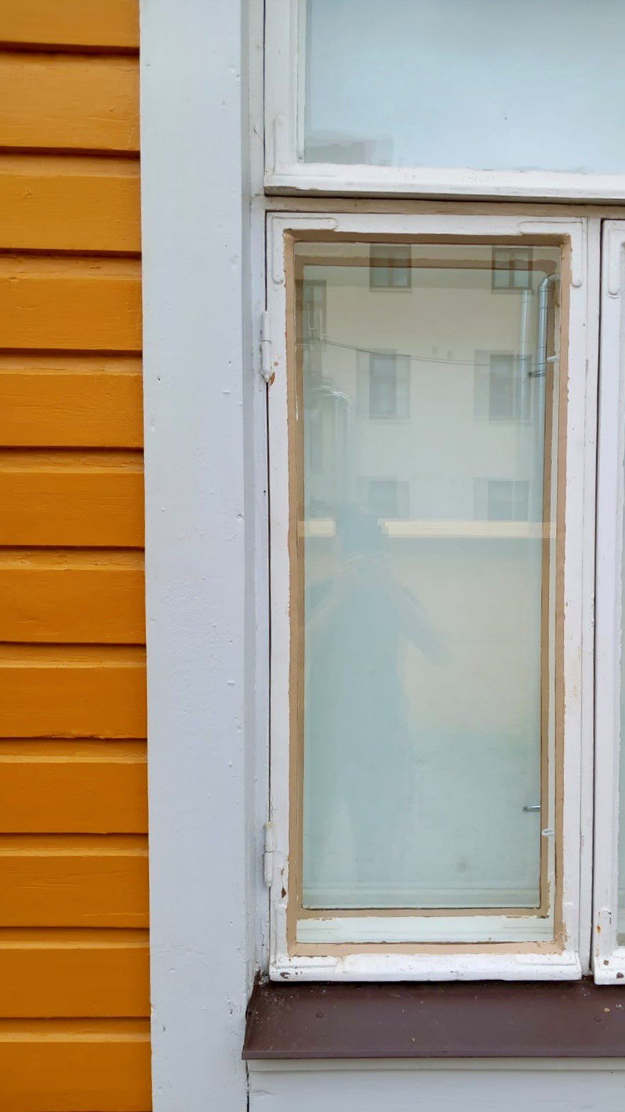 Pellavaöljykittipokan korjaus vanhassa ikkunassa