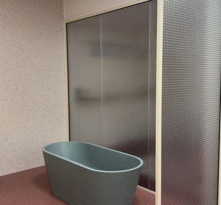 Ruutulasiseinä-3600 eur koko kokonaisuus profiileineen- yksittäinen pelkkä lasi 750 Eur kpl-8 mm karkaistuna, optiwhite, alumiinikehykset sävyllä RAL 1015. L 2830 mm, K 2450 mm (kolmiosainen)1015x2450mm