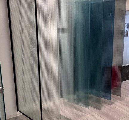 Showroomilla malleina olleet suihkuseinät 500 Eur KPL-750x2020mm mitta saranan kanssa (1)