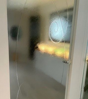 Sulatettu lasiovi Kultaleikkaus_895x2050mm_8mm kirkas karkaistu turvalasi_kromiset saranat ja nuppivedin_500 € (ovh.1700 €)