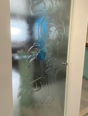 Sulatettu lasiovi Peikonkämmen_895x2050mm_8mm kirkas karkaistu turvalasi_kromiset saranat ja nuppivedin_500 € (ovh.1700 €)