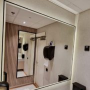 Upea valopeili hiekkapuhalletulla reunalla ja mustilla kehyksillä. Valo peilin ympäri ja värisävy 3000k Koko 550x1100 peilejä 3 kpl Hinta 100 EUR kpl ovh 480EUR -Nouto Helsingistä