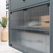 Vastaanotto-palavelutiskin artesaanilasi kaapin ovet-saranoidut ja liukuvat (1)