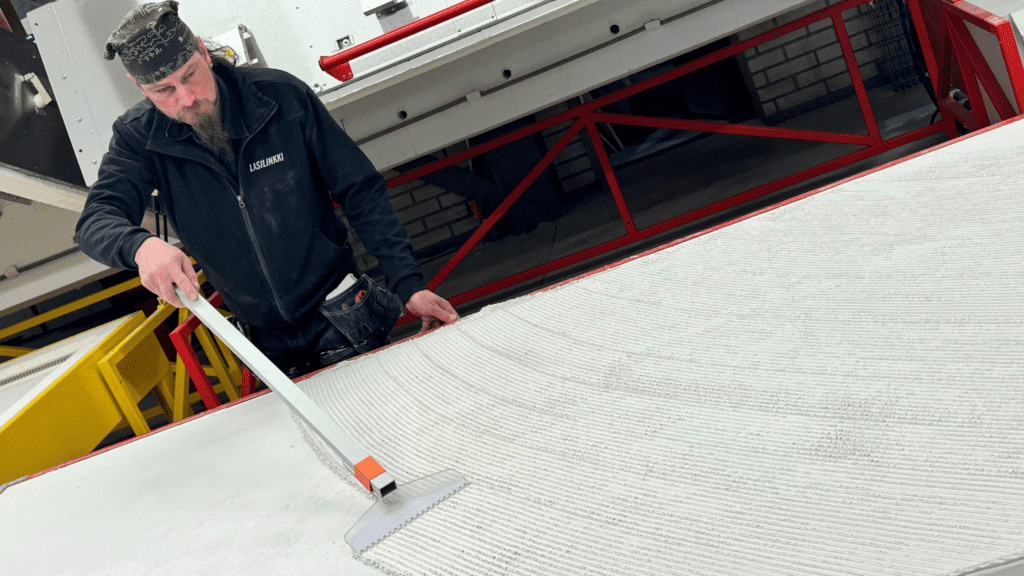 artesaalasit-muotintekoa-master artesaani työssään-sisustuslasitukset (2)