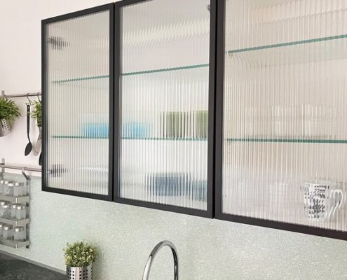 keittiön kaapin ovet-raitalasi-mustakehykset-395x987mm-ovia 6 kpl-120 Eur kpl-nouto helsingistä-kuva suuntaa antava