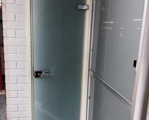 myymälän malliovi-puukarmilasovi-myydään ilman karmia-sopii 7x21 karmioveen-lukollinen painike-kromiset-opaalilaminoitu float lasi-200 Eur (1)