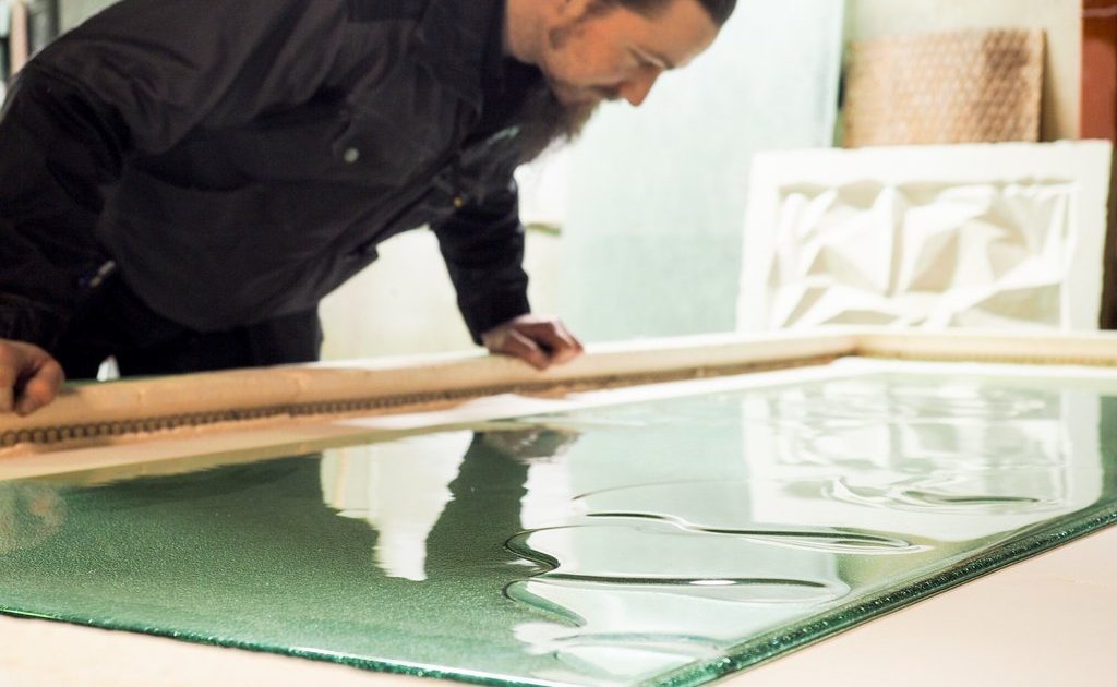 Master artesaanimme Sami Hyvärinen tarkastamassa sulamisen lopputulosta