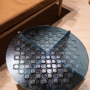 Artesaanilasipöytä - Sininen, Retro - Lasin ympärysmitta 600 mm, korkeus tammijalan kanssa 420 mm - 500€ (ovh 865€)