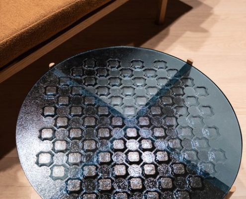 Artesaanilasipöytä - Sininen, Retro - Lasin ympärysmitta 600 mm, korkeus tammijalan kanssa 420 mm - 500€ (ovh 865€)