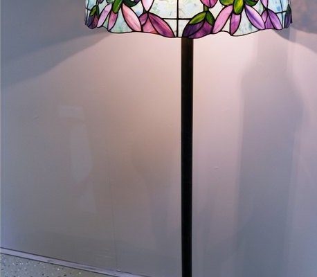 tiffany jalkavalaisi,50 cm leveävarjosti, korkeus 160cm / hinta 550 Eur