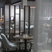 tilanjakokaluste-pronssi väre artesaanilasit- suunnittelu franzdesign-kaluste metritiski-lapland hotel oulu (2)