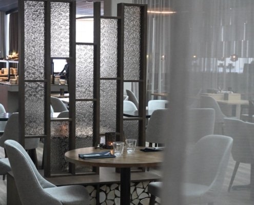 tilanjakokaluste-pronssi väre artesaanilasit- suunnittelu franzdesign-kaluste metritiski-lapland hotel oulu (2)
